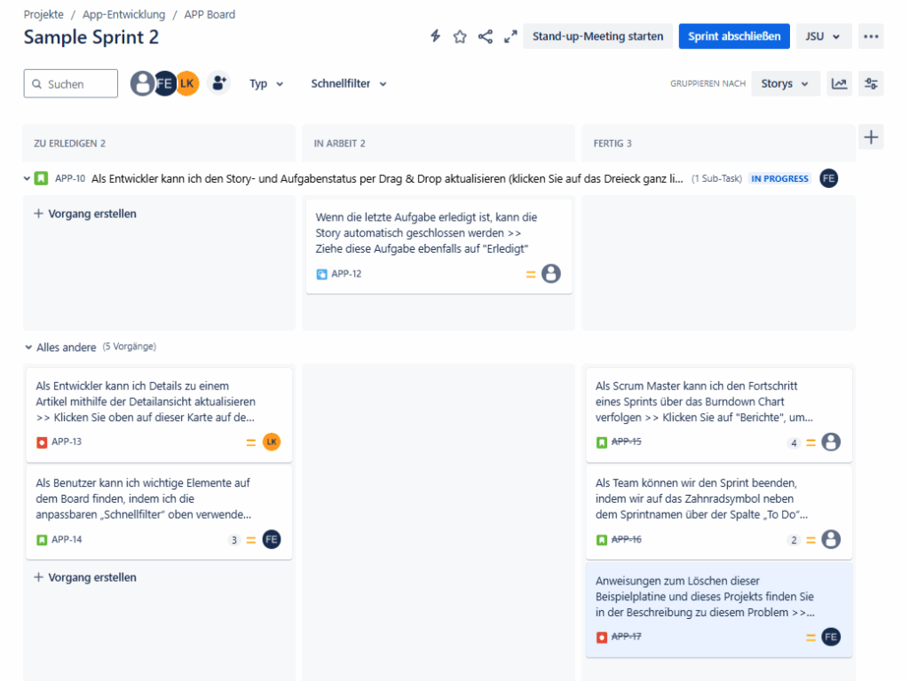 Screenshot der Jira-Oberfläche mit der Überschrift Sample Sprint 2, Profilbildern von zugeordneten Mitgliedern, oben rechts gibt es mehrere Buttons mit Funktionen, wie Favorisieren, dem Start eines Meetings oder dem Abschließen des Sprints. Darunter drei Spalten "Zu Erledigen", "In Arbeit" und "Fertig"
Darunter ein ausklappbarer Bereich zur Darstellung der Aktualisierung des Story- & Aufgabenstatus per Drag&Drop.
Darunter eine Funktion zum Erstellen eines Vorgangs, einem Vorgang, auf dem steht "Wenn die letzte Aufgabe erledigt ist, kann die Story automatisch geschlossen werden >> Ziehe diese Aufgabe ebenfalls auf "Erledigt""
Darunter ein weiterer ausklappbarer Bereich namens "Alles andere" mit beispielhaften Vorgängen, die Möglichkeiten für verschiedene Rollen zum Beispiel Sprint erläutern.