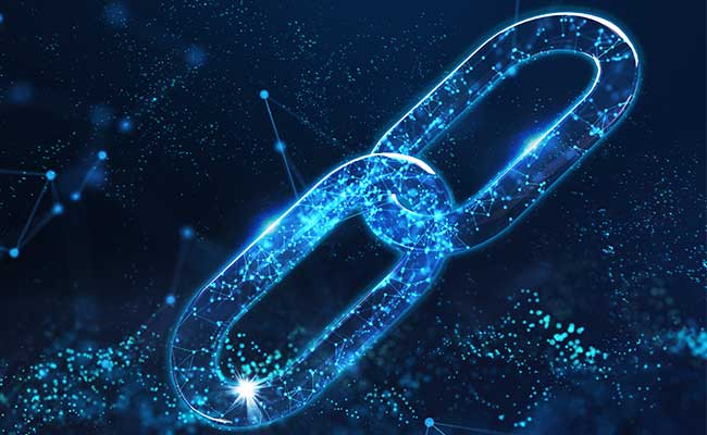 Symbolbild zum LangChain Framework, auf dem zwei Kettenglieder mit Datennetzen sichtbar sind